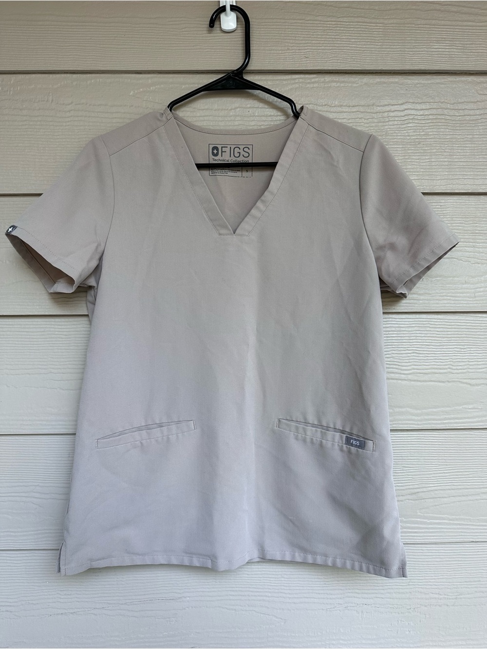 FIGS Technical Collection Casma Three-Pocket Scrub Top Beige Small (A11)